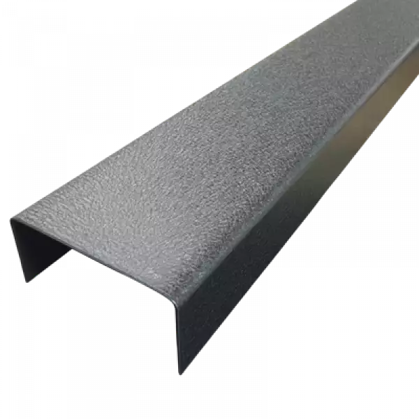 Nahaufnahme Oberfläche Alu U-Profil anthrazitgrau mit Schutzfolie und glatter Beschichtung